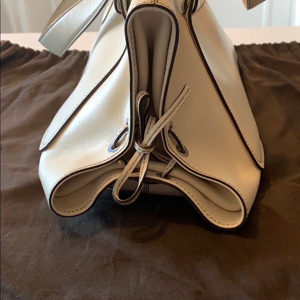 Tod’s Vintage Beige Leather Handbag - Picture 6 of 16